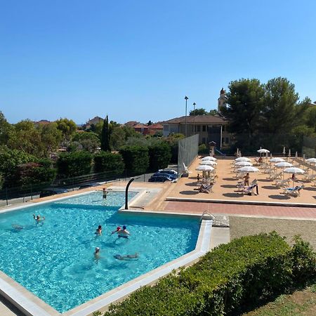 Il Borgo Della Rovere Aparthotel San Bartolomeo Al Mare Exterior photo