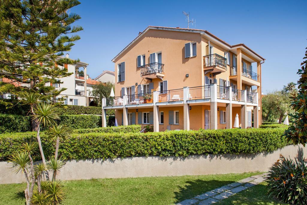 Il Borgo Della Rovere Aparthotel San Bartolomeo Al Mare Exterior photo