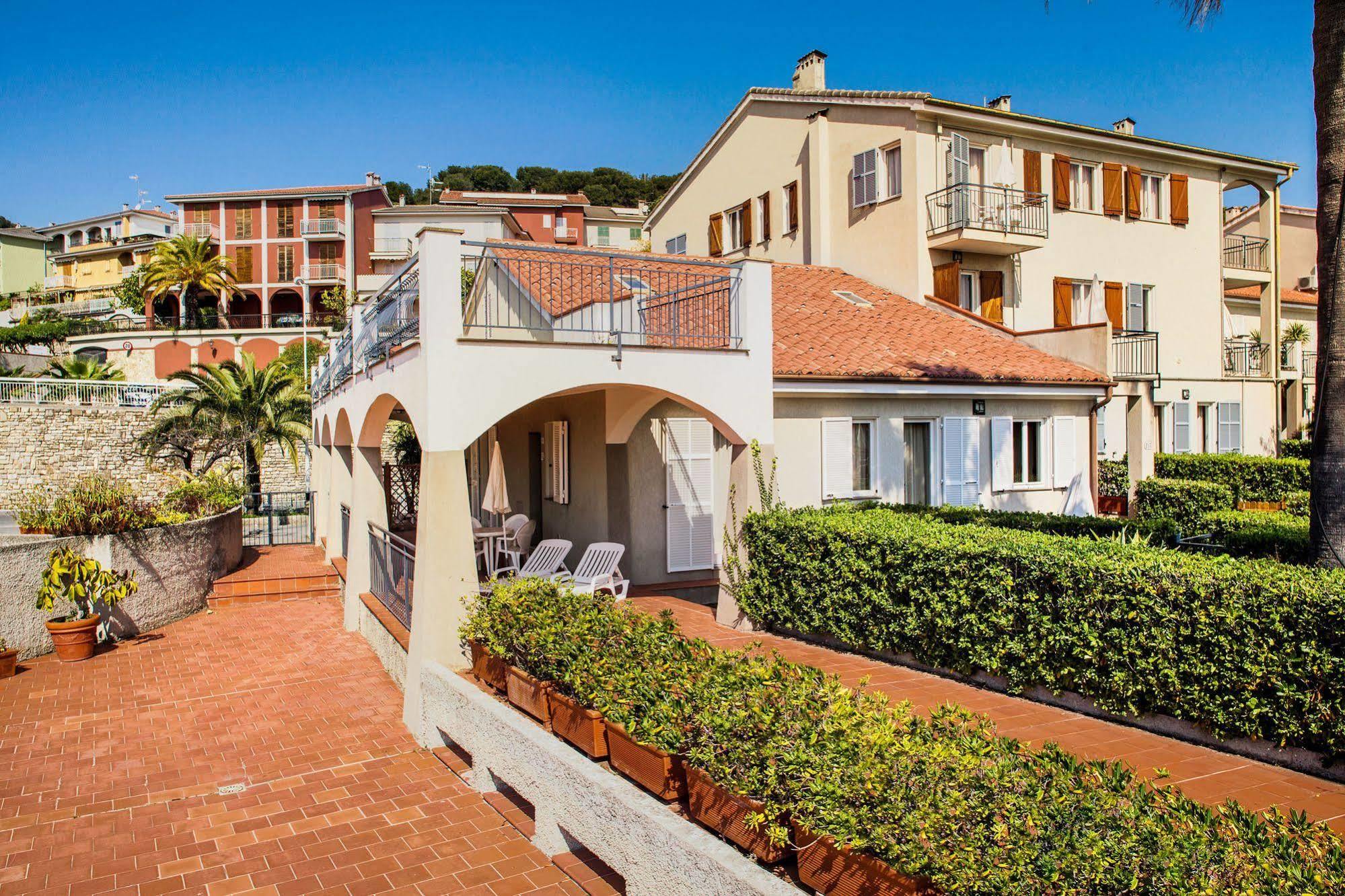 Il Borgo Della Rovere Aparthotel San Bartolomeo Al Mare Exterior photo